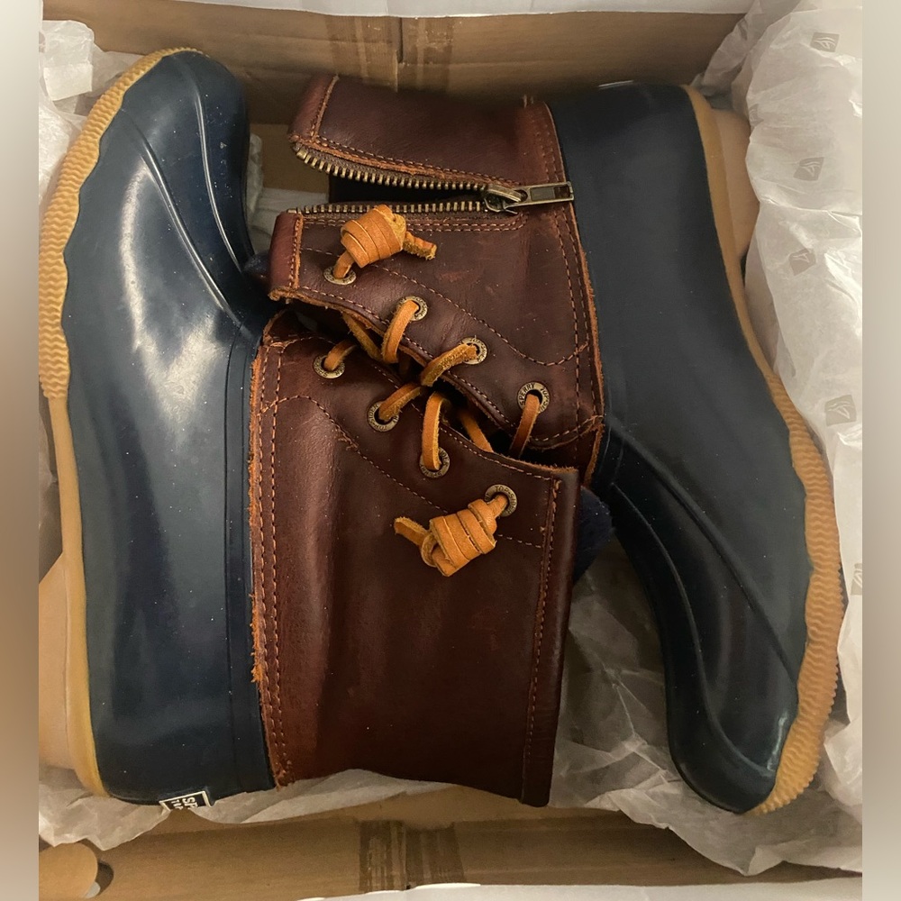 Size 6 sperry duck boot in like new condition.